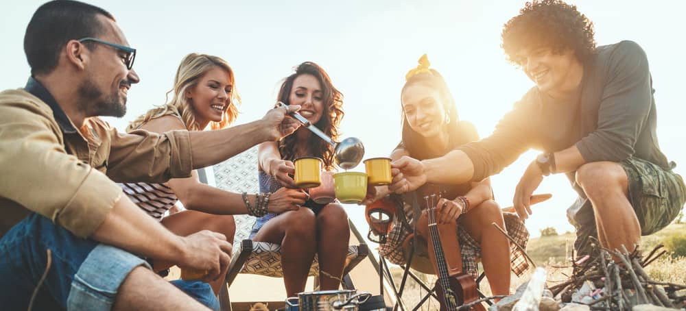 Freunde am Lagerfeuer beim Campen.