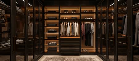 Man sieht einen gut sortierten Kleiderschrank